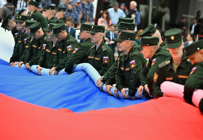 Развернули полотно курсанты Семеновского полка 