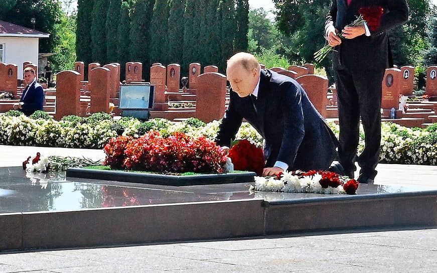 Беслан. Президент РФ Владимир Путин в мемориальном комплексе «Город ангелов» в день рабочей поездки в Северо-Кавказский федеральный округ 