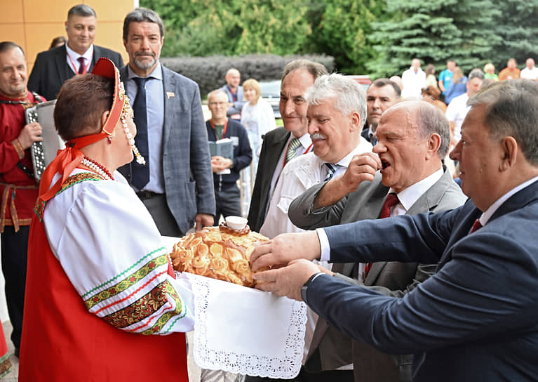 Москвоская область. Справа налево: председатель комитета Госдумы РФ по аграрным вопросам Владимир Кашин, лидер КПРФ России Геннадий Зюганов и директор ЗАО «Совхоз имени Ленина» Павел Грудинин перед началмо IV-й международного экономического форума КПРФ в культурном центре «Совхоза имени Ленина» 