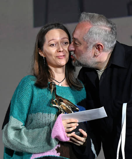 Режиссер Екатерина Аликина с призом зрительских симпатий за картину «Придурок» и владелец фестиваля «Короче» продюсер Антон Калинкин 