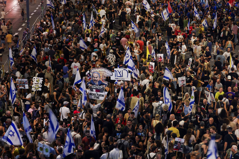 По данным издания The Times of Israel, ночью 1 сентября на улицы Тель-Авива вышли почти 300 тыс. человек. Еще около 200 тыс. приняли участие в протестах в других городах страны 
