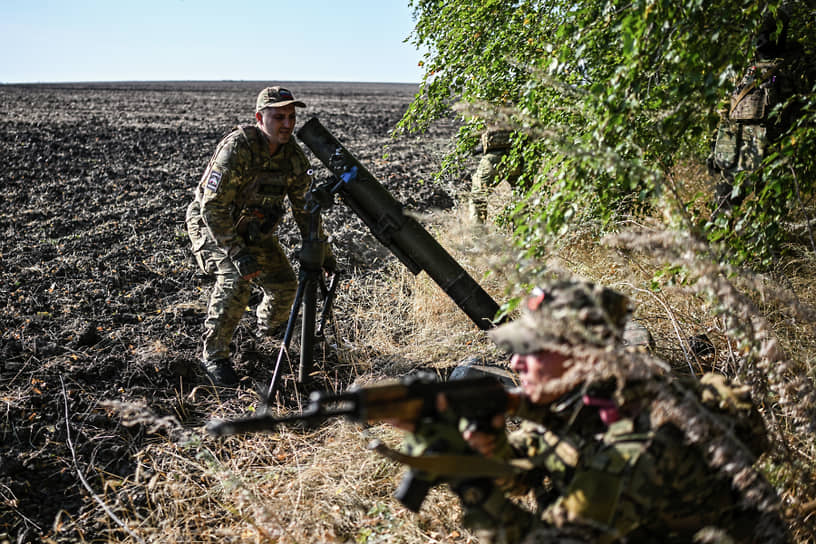19 сентября ВС РФ взяли под контроль села Дарьино и Николаево-Дарьино в Суджанском районе Курской области, заявил командир спецназа «Ахмат» Апты Алаудинов. Минобороны в ежедневной сводке не упоминало эти населенные пункты На фото: работа минометного расчета спецназа «Ахмат» в Курской области