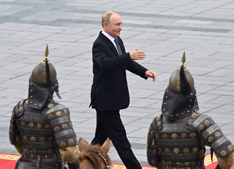 Президент России Владимир Путин во время церемонии официальной встречи на площади Сухэ-Батора в Улан-Баторе 