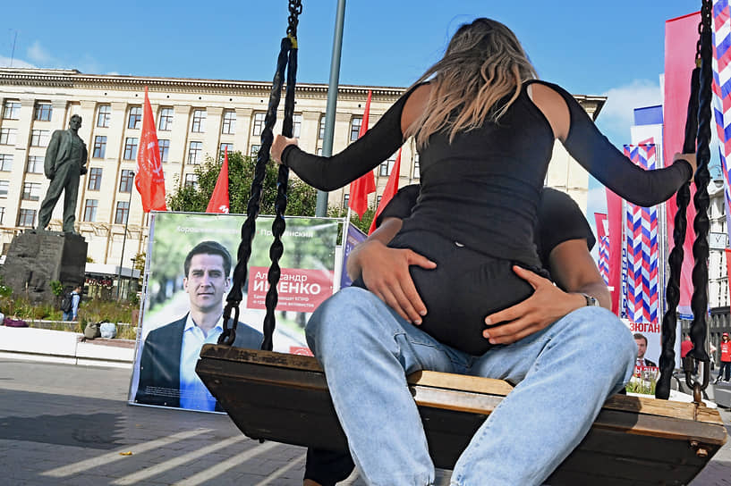 Москва. Пара на площади Маяковского 