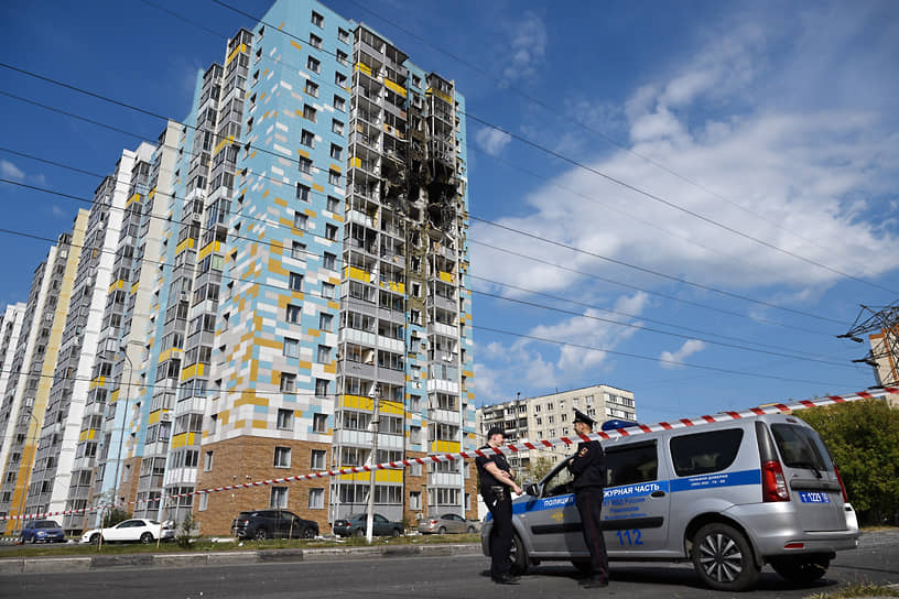 Сотрудники полиции оцепили район вокруг поврежденных домов 