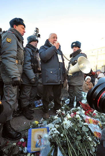 Николай Сванидзе часто принимал участие в различных митингах и акциях На фото: во время возложения цветов к Соловецкому камню на Лубянской площади, 2012 год