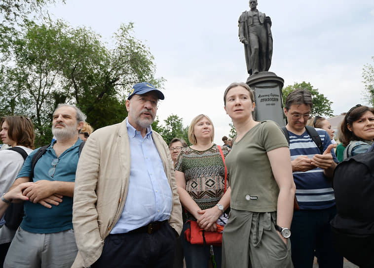 В феврале 2022 года Николай Сванидзе выступил с критикой специальной военной операции на Украине. В ноябре того же года был исключен из СПЧ по решению президента, позже уволен с должности директора Института массмедиа РГГУ На фото: на акции в поддержку журналиста Ивана Голунова, 2019 год