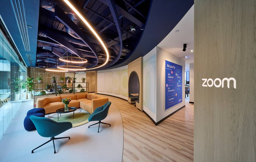 В 2023 году компания Zoom открыла в Лондоне современный офис для гибридных сотрудников (Engagement Hub). Он разбит на разные зоны и включает 75 мест, доступных по предварительному резервированию 