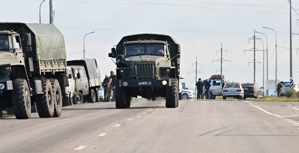 Военные автомобили по трассе между Курском и Суджей. 8 августа 2024 года 