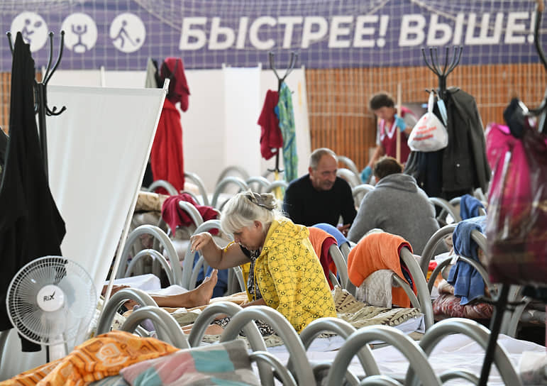 Спортивный зал физкультурно-оздоровительного центра, в котором открыли ПВР, вместил жителей нескольких приграничных сел. Большинство этих людей эвакуировались из дома экстренно, не успев взять даже самое необходимое