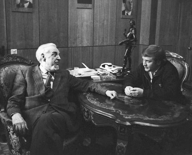 После службы в армии в 1985–1987 годах Роман Мадянов вернулся в театр имени Маяковского, в штате которого состоял до 2023 года На фото: Роман Мадянов и художественный руководитель театра Андрей Гончаров (слева), 1990 год