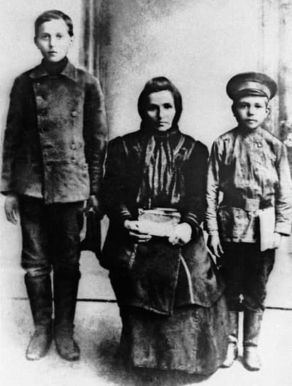 Ольга Осиповна Островская с сыновьями Николаем (справа) и Дмитрием, 1908 год 