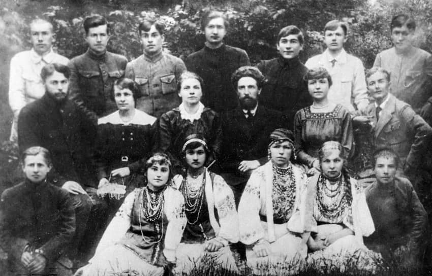 Писатель Николай Островский (второй слева в третьем ряду) среди первых выпускников трудовой школы в Шепетовке, май 1921 года 