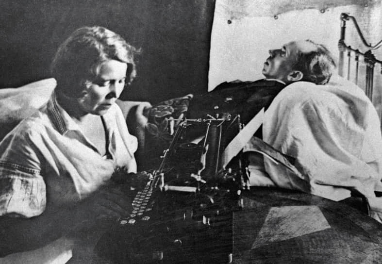 Николай Островский и его секретарь Александра Лазарева за работой, 1935 год 