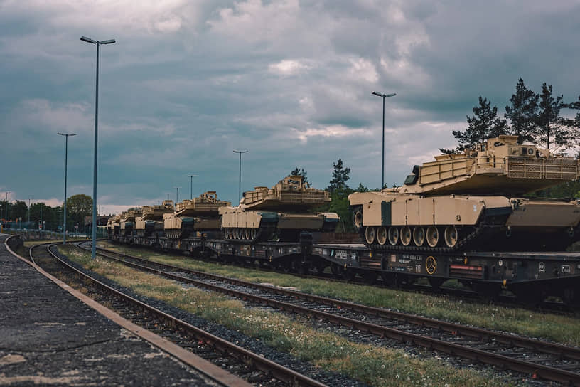 Австралия выведет из эксплуатации 59 американских танков Abrams M1A1 после получения 75 новых машин — Abrams M1A2. 49 устаревших танков передадут Украине На фото: танки M1A1 Abrams