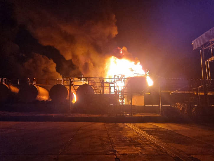 Правительство ЛНР сообщило об атаке БПЛА на нефтяную базу в городе Ровеньки. На базе произошло возгорание одного топливного резервуара
