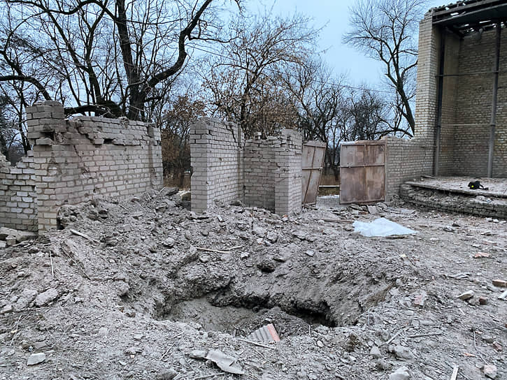 СКР обновил данные по ущербу от действий украинской армии в новых регионах и приграничье России. По словам главы ведомства Александра Бастрыкина, сейчас он оценивается в 7,8 млрд руб. На фото: разрушенный спортивный центр в Макеевке (ДНР)