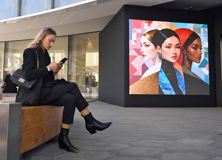 Участие в BRICS+ Fashion Summit приняли представители более 100 государств На фото: участница международного форума BRICS+ Fashion Summit