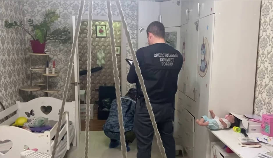 Сотрудники СКР в квартире, где были убиты две девочки  