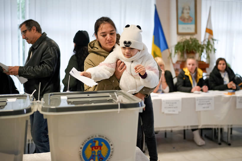 Голосование на избирательном участке в Кишиневе 