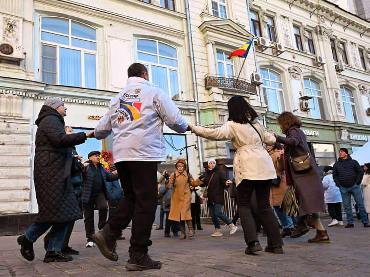 Избиратели у посольства Молдавии в Москве танцуют под молдавскую музыку 