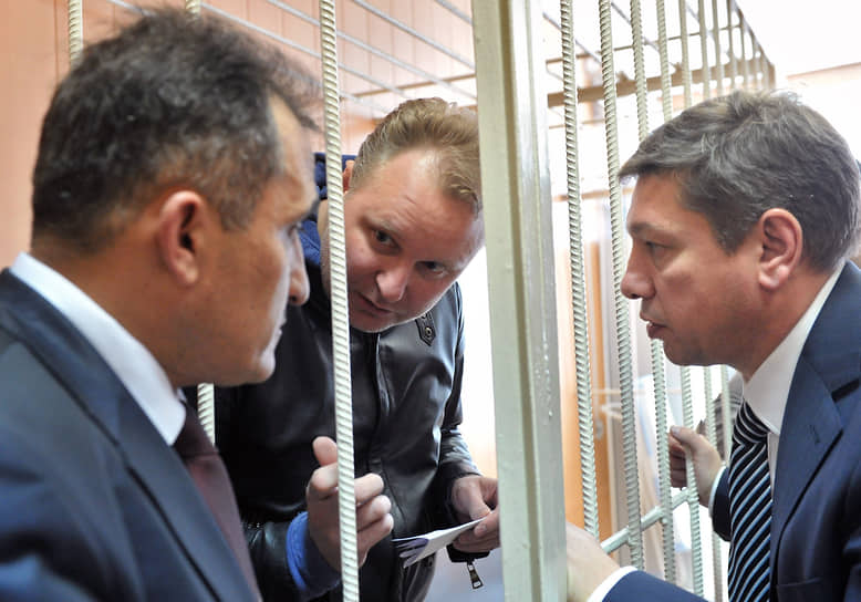 В апреле 2013 года против бывшего замминистра сельского хозяйства (в 2009–2010 годах) Алексея Бажанова (в центре) было возбуждено дело о мошенничестве. Ему вменялись хищение многомиллиардных кредитов и отмывание средств. Экс-чиновник провел несколько месяцев под арестом, а после выхода на свободу уехал в Лондон. В июле 2024 года его дело было передано в суд 