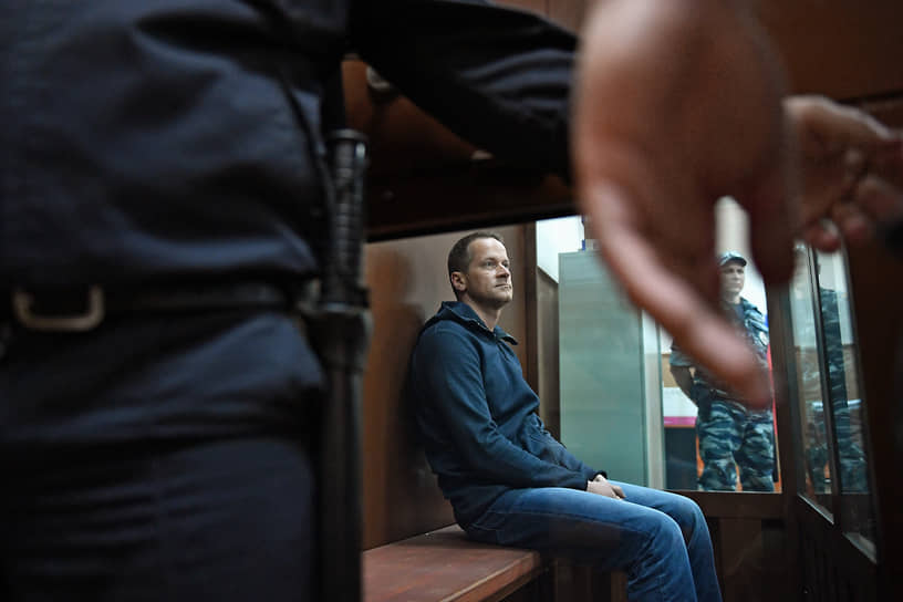13 июля 2023 года задержан бывший замглавы МЧС Андрей Гурович (в центре). Ему инкриминировали нанесение ущерба в размере 350 млн руб. при строительстве госпиталя. В декабре 2023 года суд приговорил его к пяти годам колонии за превышение полномочий 