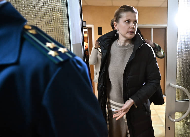 В октябре 2021 года по делу о мошенническом хищении около 50 млн руб. была арестована экс-замминистра просвещения Марина Ракова. В марте 2024 года Никулинский суд Москвы приговорил ее к пяти годам колонии, но в октябре Мосгоруд заменил ей реальный срок на условный с испытательным сроком пять лет 