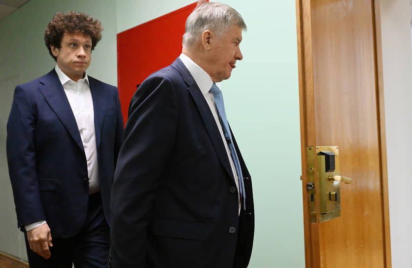 Аудитор Счетной палаты России Сергей Шторгин (справа) перед пленарным заседанием 