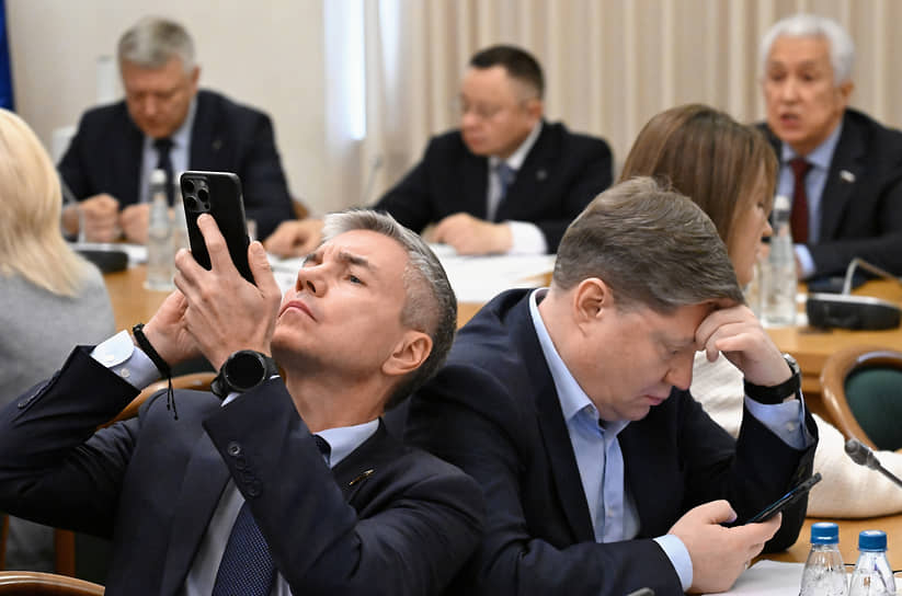 Заместители руководителя фракции «Единой России» в Госдуме Евгений Ревенко (слева) и Андрей Исаев (справа) во время пленарного заседания президиума фракции «Единой России» 