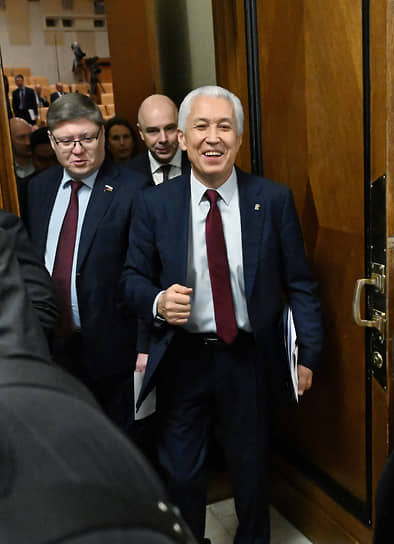 Слева направо: заместитель руководителя фракции «Единой России» Андрей Исаев, министр финансов РФ Антон Силуанов и руководитель фракции «Единой России» Владимир Васильев после собрания фракции «Единой России» 