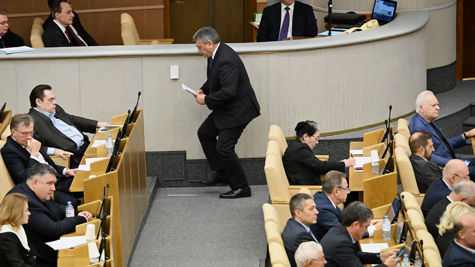 Заместитель министра иностранных дел России Андрей Руденко (в центре) на пленарном заседании 