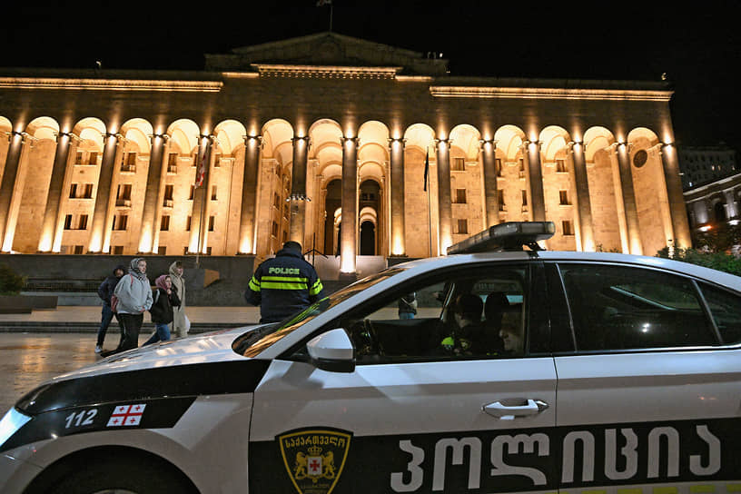 Автомобиль полиции на площади у здания парламента 