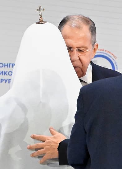Москва. Патриарх Московский и Всея Руси Кирилл (слева) и глава МИД РФ Сергей Лавров на Всемирном конгрессе соотечественников, проживающих за рубежом 