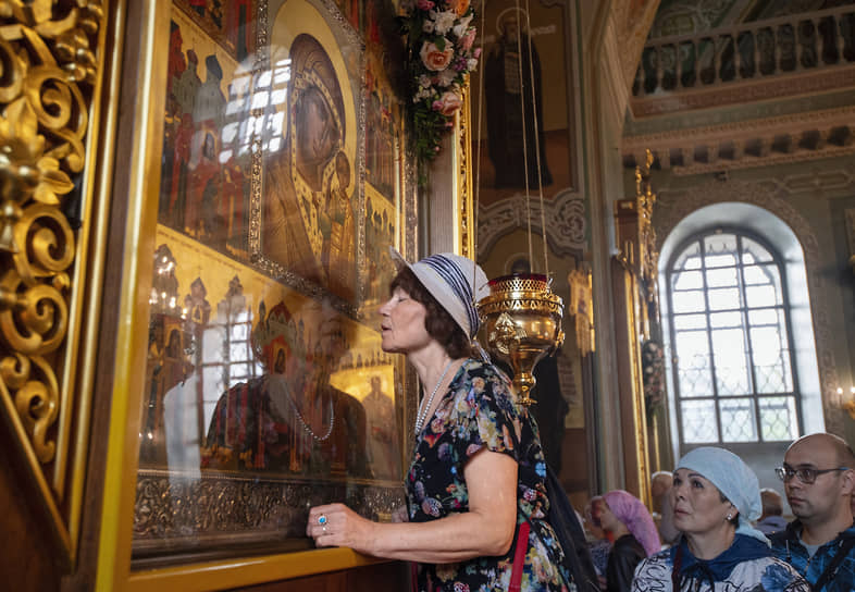 Казанская икона Божией матери существует в нескольких списках и почитается дважды в год, не только осенью, но и летом, в день обретения
