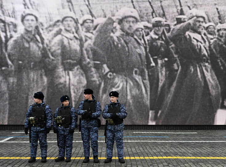 Москва. Показ реконструированного парада 1941-го в музее под открытым небом на Красной площади 