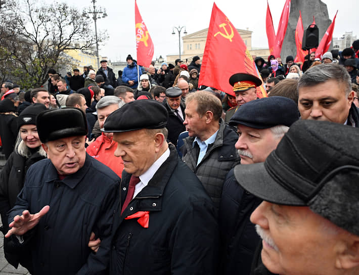 Председатель комитета Госдумы по развитию Дальнего Востока и Арктики Николай Харитонов (слева) и лидер КПРФ Геннадий Зюганов (в центре) на акции коммунистов в Москве 