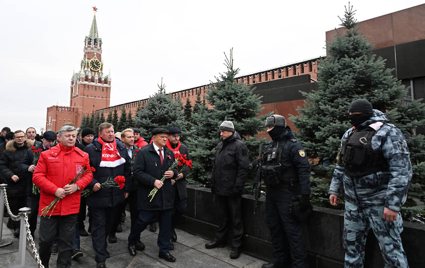 Слева направо: первый зампред комитета Госдумы по международным делам Дмитрий Новиков, председатель комитета по аграрным вопросам Владимир Кашин и лидер КПРФ Геннадий Зюганов во время церемония возложения цветов к Мавзолею 