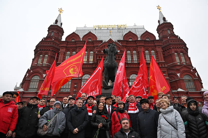 Лидер КПРФ, руководитель фракции КПРФ в ГД России Геннадий Зюганов (в центре) со своими сторонниками 