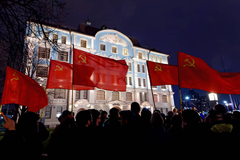 Коммунисты отмечают 7 ноября в Санкт-Петербурге 