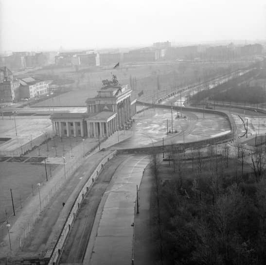 Один из символов Берлина, Бранденбургские ворота в восточной части города, до декабря 1989 года использовать по прямому назначению было невозможно 