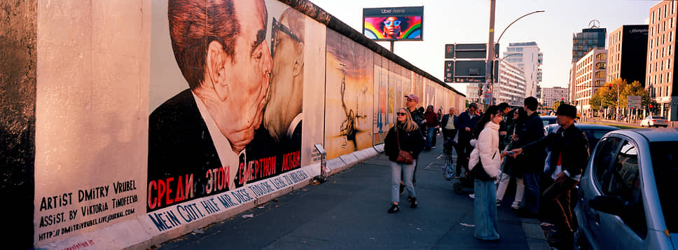 Крупнейший сохранившийся участок стены носит название East Side Gallery, а граффити Дмитрия Врубеля с  целующимися Леонидом Брежневым и Эрихом Хонеккером едва ли не самое известное произведение в этом музее под открытым небом 