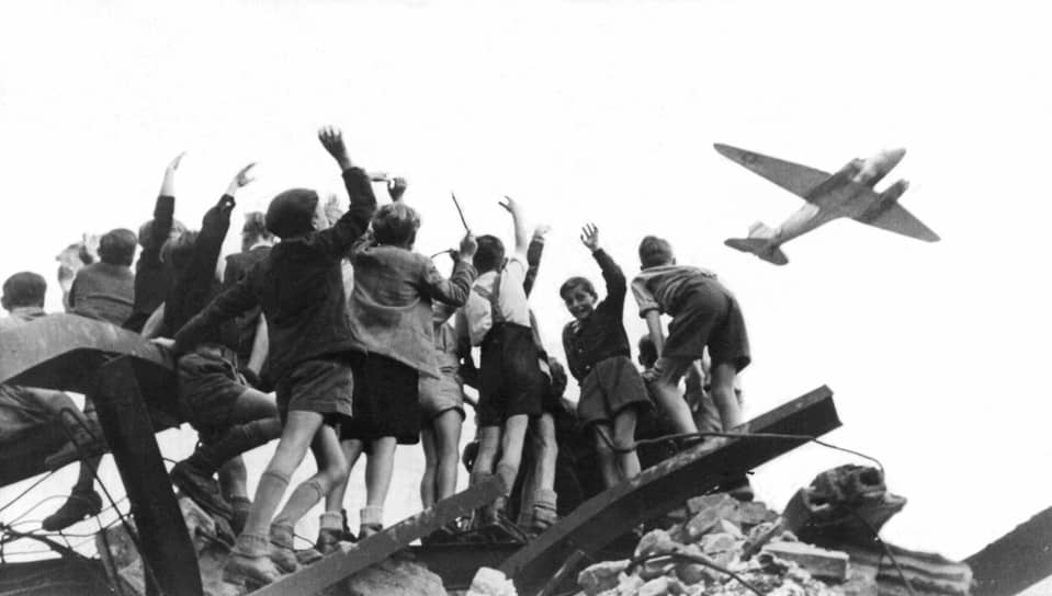Организованный американцами для снабжения Западного Берлина воздушный мост стал символом не только Первого Берлинского кризиса, но и начала холодной войны 