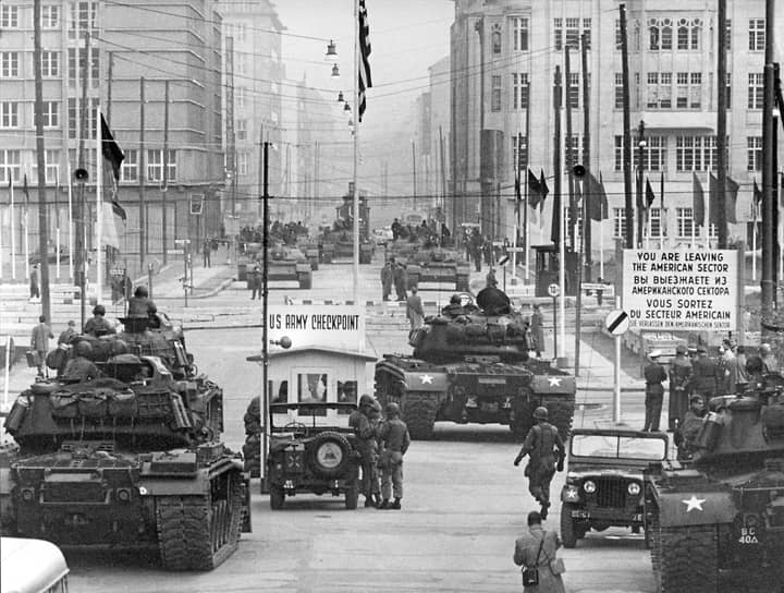 Осенью 1961 года КПП «Чарли» едва не стал театром советско-американского танкового сражения 