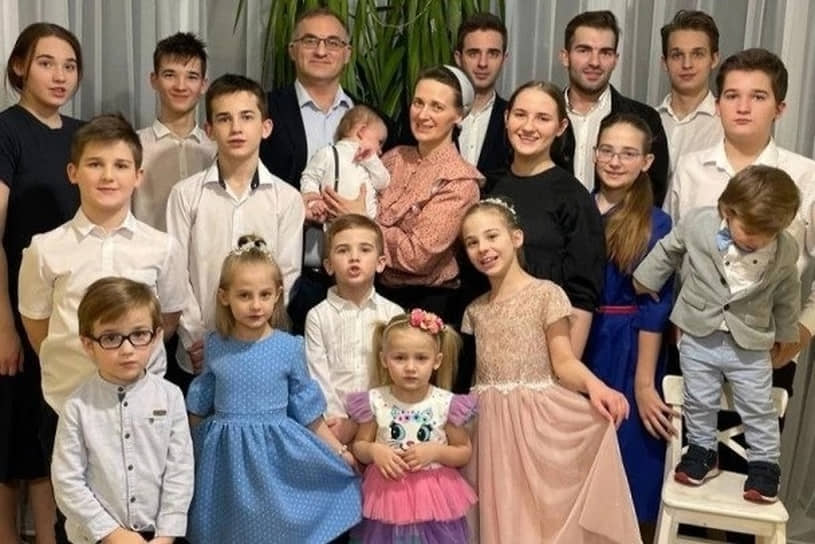 Ольга Кравцова из Соснового Бора Ленинградской области воспитывает 18 детей — 11 сыновей и 7 дочерей. Кастрюля для борща в семье — 20 литров, но ее хватает на два дня. В день Кравцовы съедают четыре батона и две буханки хлеба, выпивают семь литров молока. Готовую еду семья не покупает 