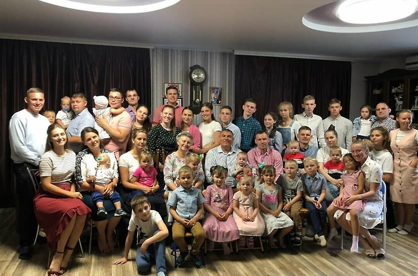 Татьяна Салтыкова с мужем воспитывает в подмосковной Дрезне 17 детей — 9 дочерей и 8 сыновей, старшему их ребенку уже 40. У многодетной матери 32 внука 