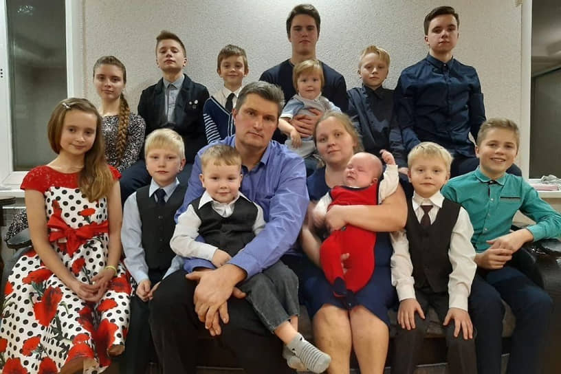 Еще одна мать 14 детей Ольга Верпаковская проживает с семьей в Западной Двине Тверской области. В этой ячейке общества награду от государства получила не только мать, но и отец. Игорю Верпаковскому вручили почетный знак «Слава отца» 