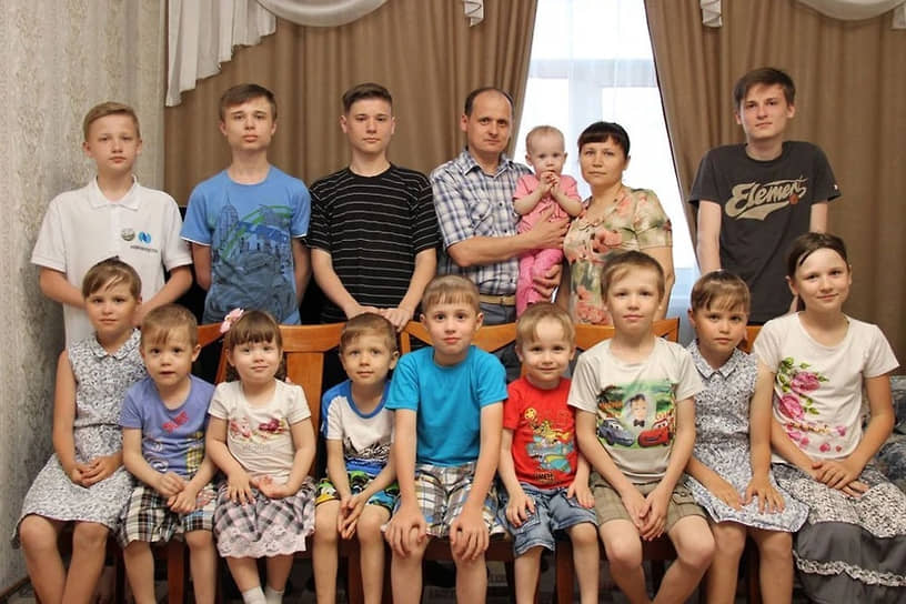 Ольга Мацепуро, ее муж и 14 детей: 9 мальчиков и 5 девочек, живут в Новосибирске. Она — инженер-технолог по производству интегральных микросистем, муж работает пожарным 