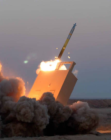 Пуск американских управляемых реактивных снарядов GMLRS. Характеристика ракет GMLRS M30/31: максимальная дальность — 84-90 км, масса — 302 кг. Применяется в реактивных системах залпового огня M270 MLRS и M142 HIMARS