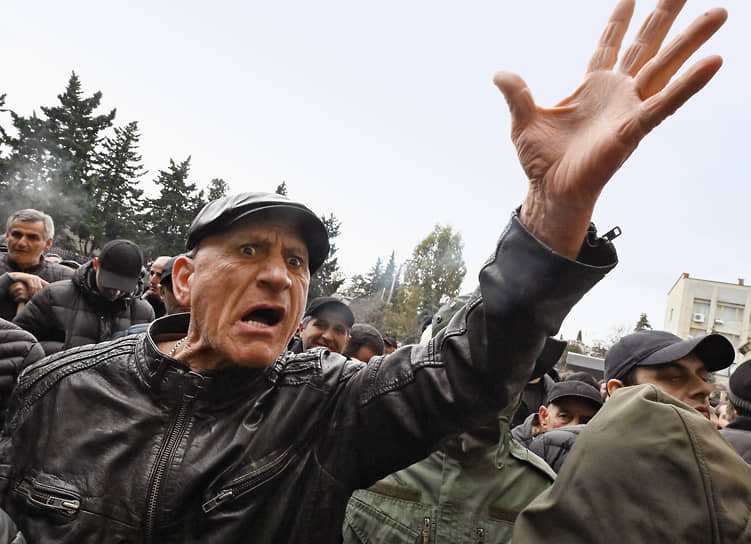 Протестующие, в частности, требовали отставки президента и создания временного правительства 